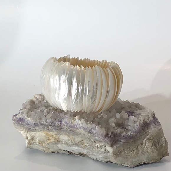 Sea Shell Stretch Ivory Color Bracelet - Picture 2 of 4